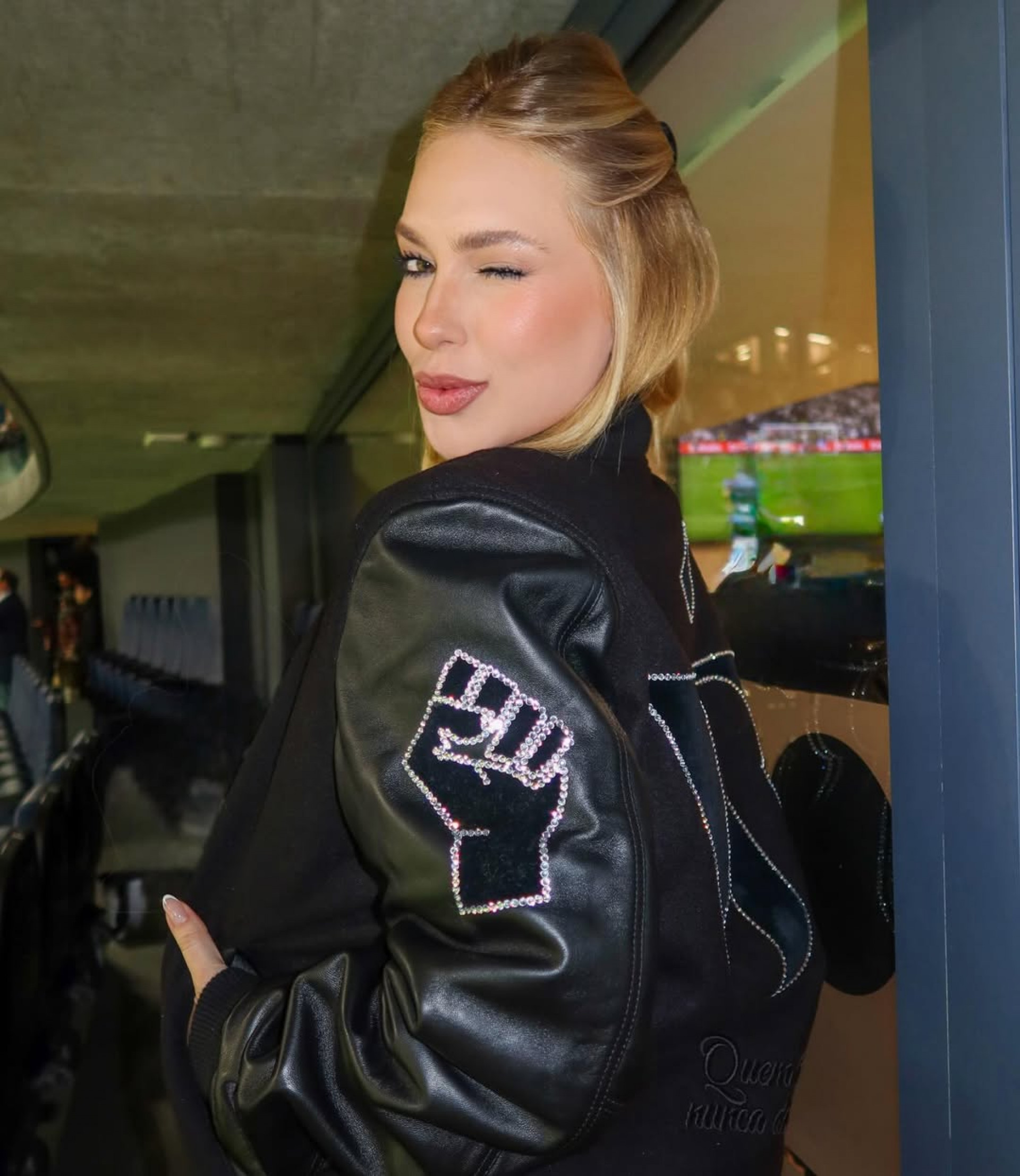 Virginia aparece com jaqueta em apoio a Vini Jr. após episódio de racismo - Reprodução / Instagram