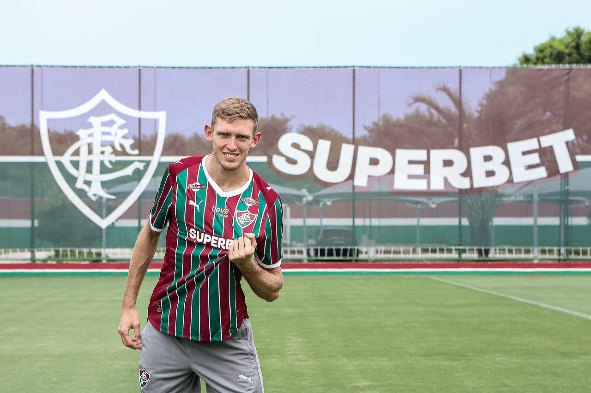 Fluminense oficializa Rodrigo Castillo como novo camisa 19