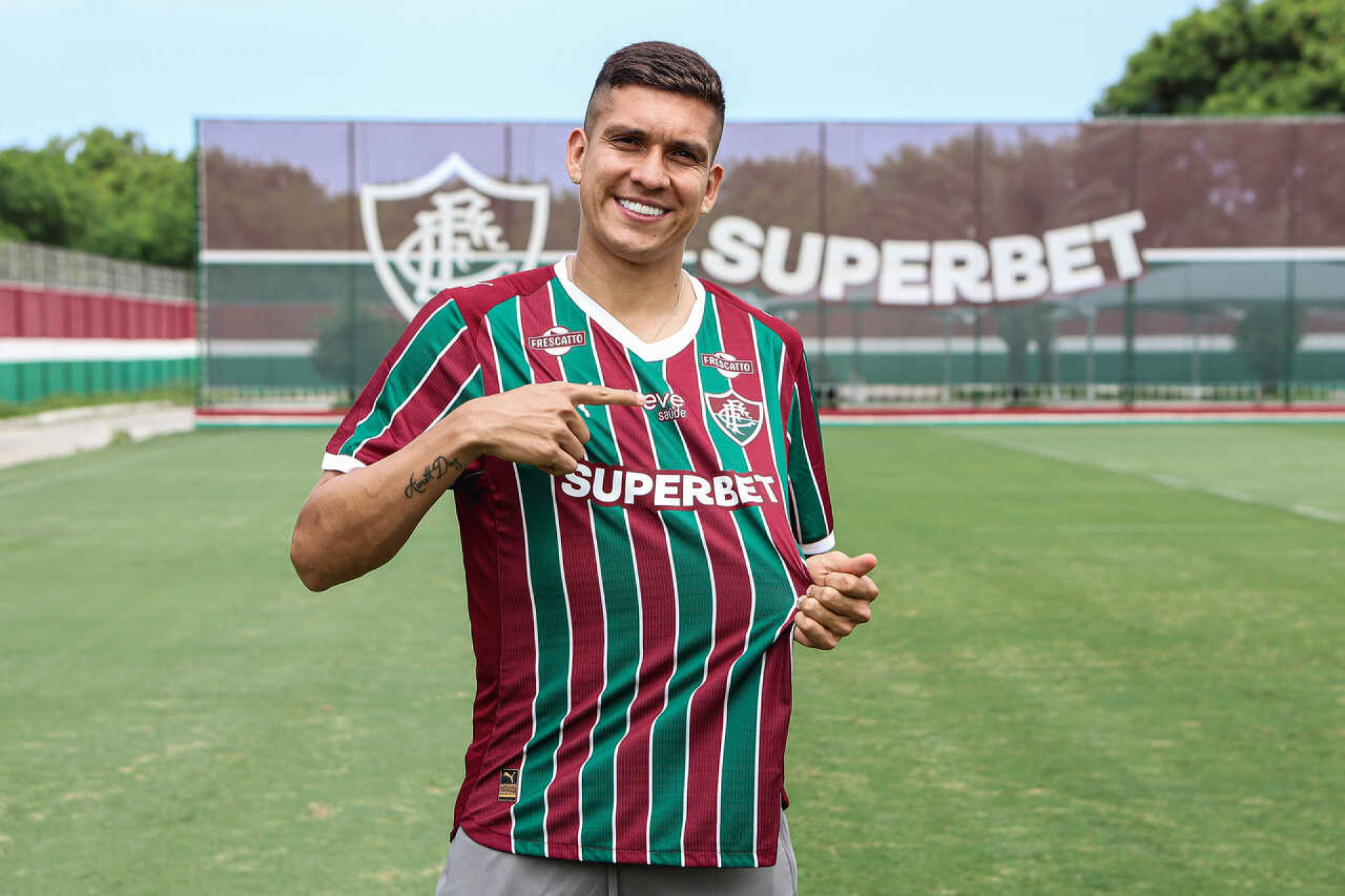 Fluminense oficializa a chegada do zagueiro Juli&aacute;n Mill&aacute;n