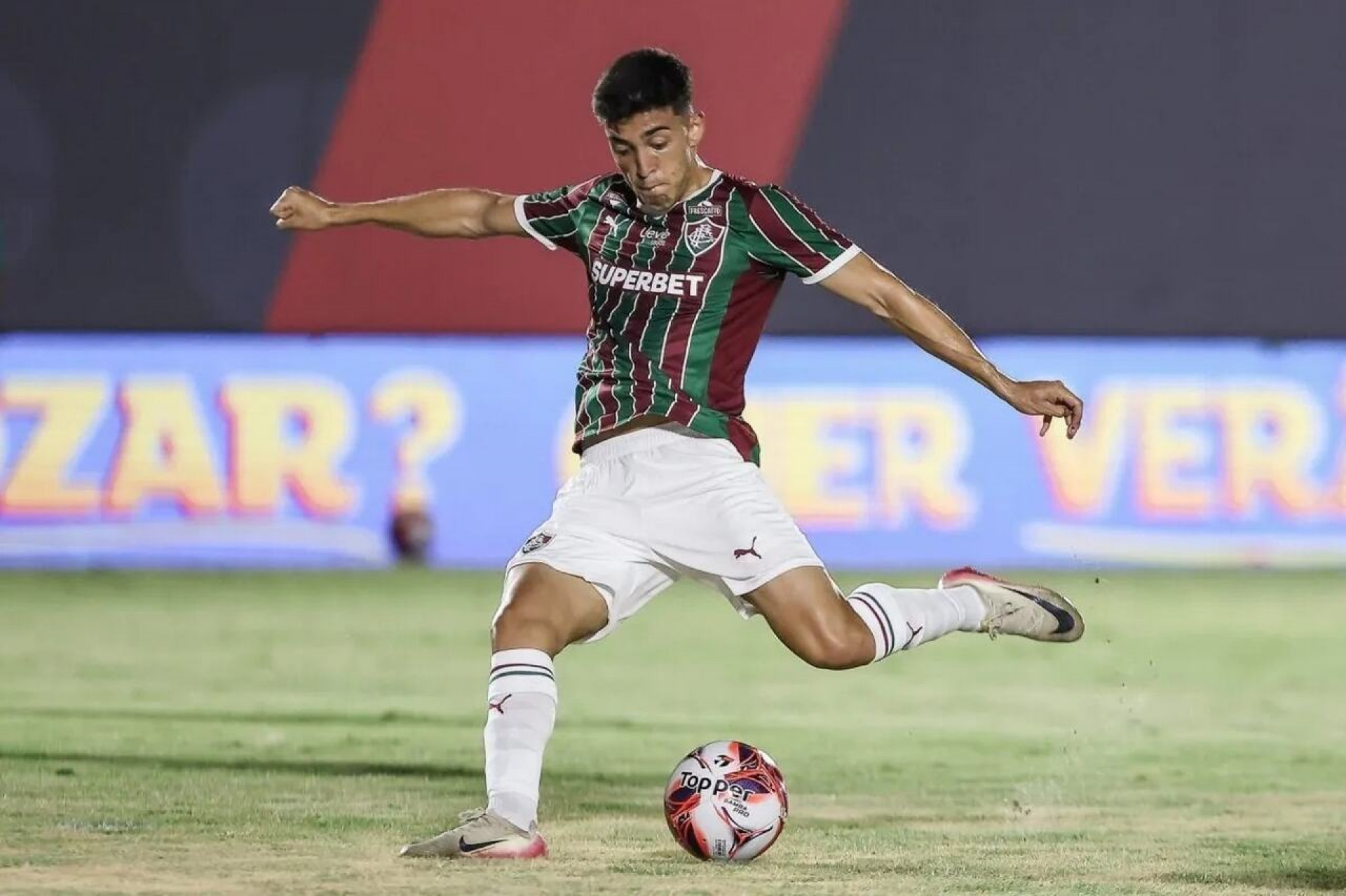 Clube paraguaio estuda colocar Fluminense na Fifa por d&iacute;vida em compra de meia