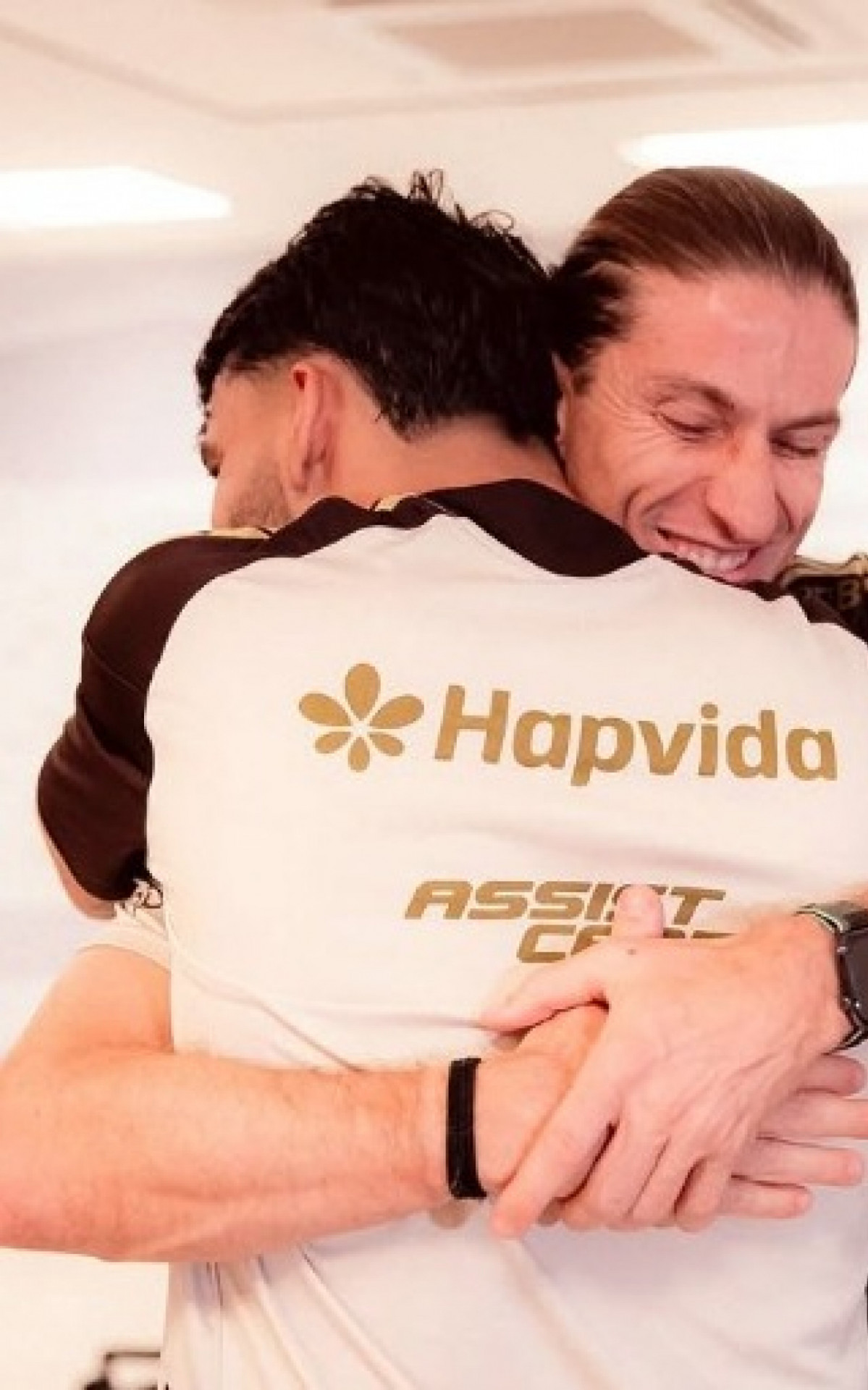 Filipe Lu&iacute;s e Lucas Paquet&aacute; em abra&ccedil;o no Ninho do Urubu - Reprodu&ccedil;&atilde;o / Instagram