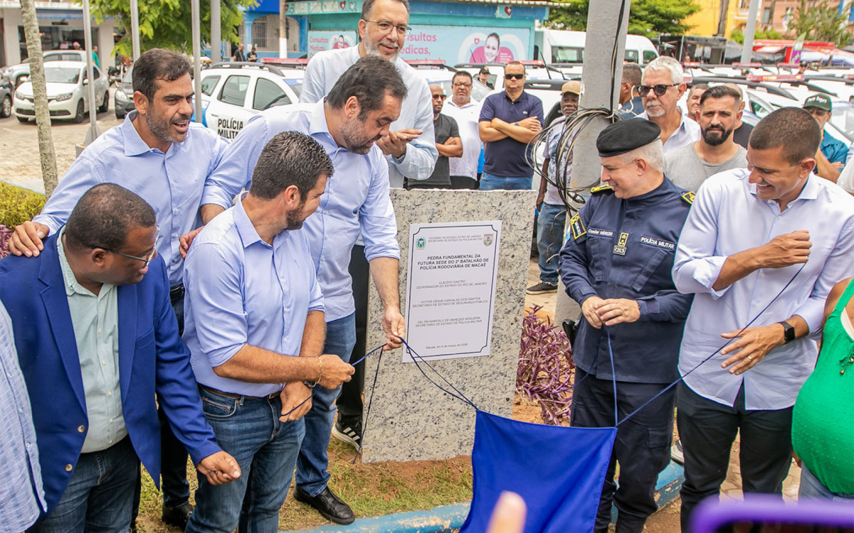 Autoridades participaram da cerim&ocirc;nia que marcou o in&iacute;cio das obras do Batalh&atilde;o Rodovi&aacute;rio e a entrega das viaturas