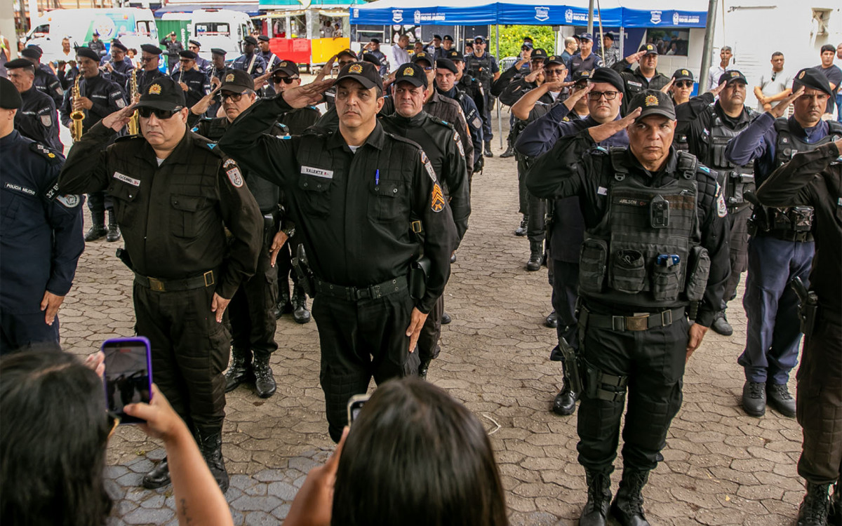 Autoridades participaram da cerim&ocirc;nia que marcou o in&iacute;cio das obras do Batalh&atilde;o Rodovi&aacute;rio e a entrega das viaturas