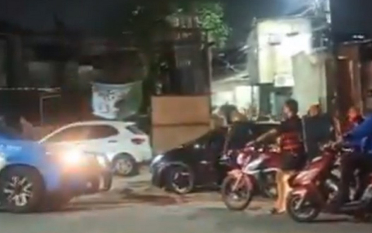 Na Estrada Adhemar Bebiano, na altura do Complexo do Alemão, um dos condutores perdeu o controle do veículo. Dois suspeitos conseguiram fugir