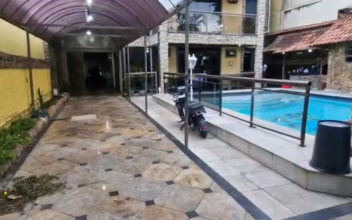 A droga foi encontrada nos fundos da garagem do im&oacute;vel onde a fam&iacute;lia morava - Divulga&ccedil;&atilde;o