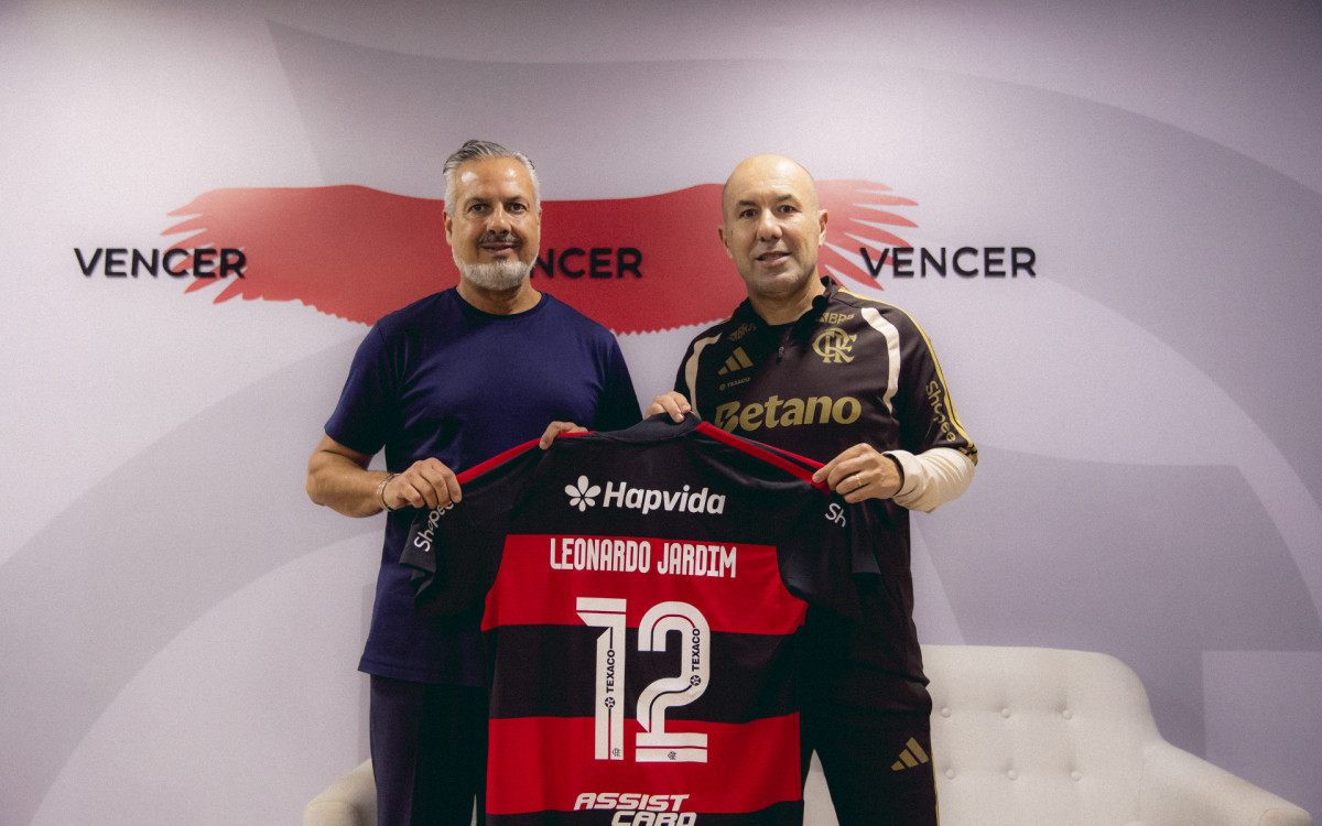 Leonardo Jardim e José Boto com a camisa do Flamengo