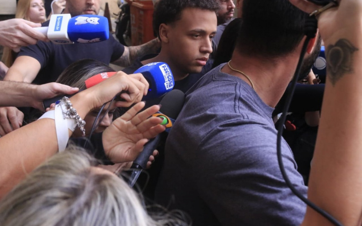 Vitor deixou a 12ª DP nesta quarta (4) em silêncio, cercado pela imprensa e hostilizado por populares