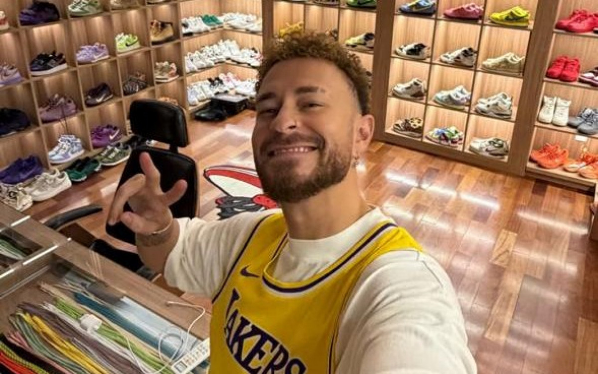 Fred Bruno mostra closet de tênis com mais de 200 pares