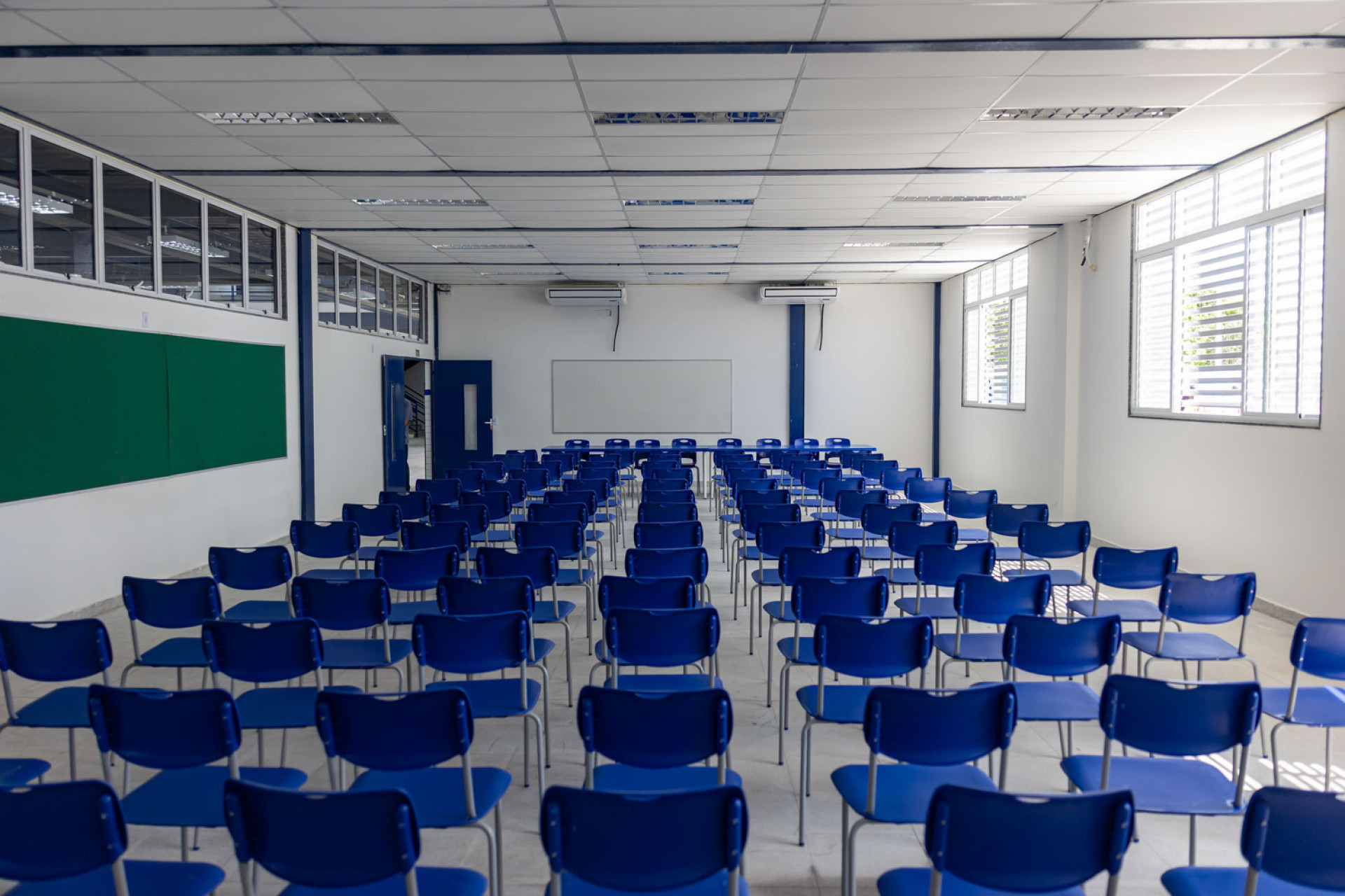 Nova escola no Lagomar conta com tr&ecirc;s pavimentos, 20 salas de aula e quadra poliesportiva - Foto: Rui Porto Filho