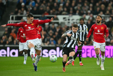 Casemiro marca, mas Manchester United perde o Newcastle com gol no fim