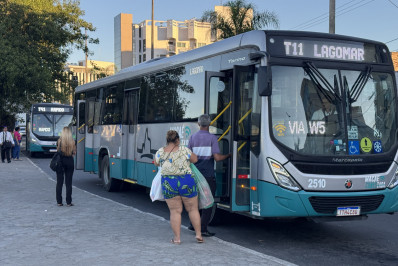 Frota de ônibus volta a circular após protesto na garagem em Macaé