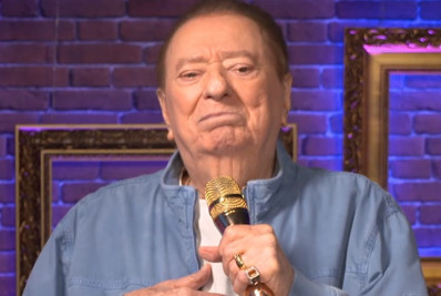 Raul Gil estreia programa na internet e se emociona: 'A idade não vai me fazer parar'