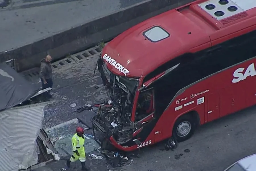 Acidente entre ônibus e caminhão deixa um morto e seis feridos em SP