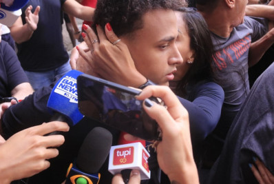 Vídeo: veja o momento em que Vitor Simonin deixa a delegacia em Copacabana