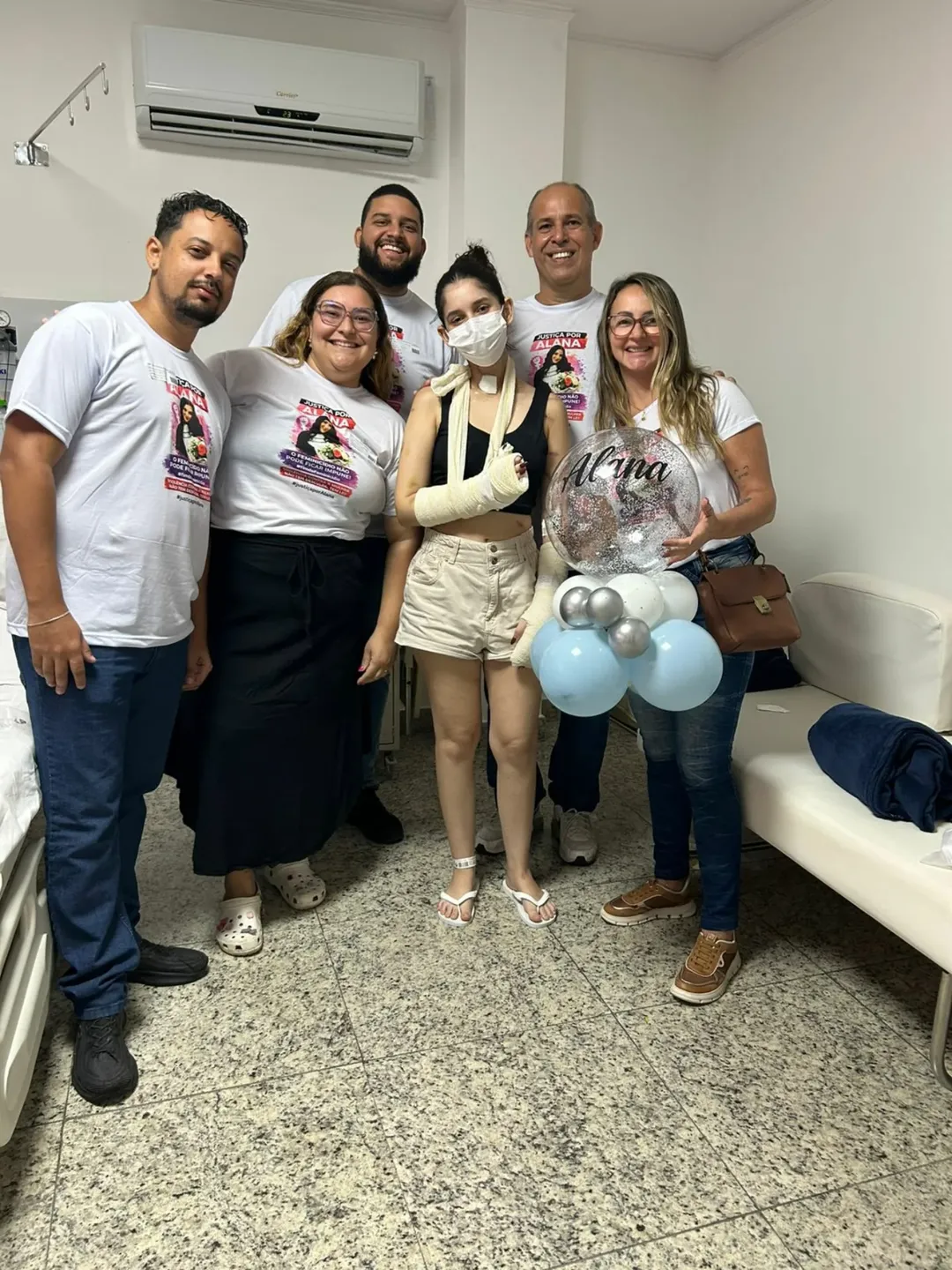 Alana e familiares na saída do hospital - Arquivo Pessoal