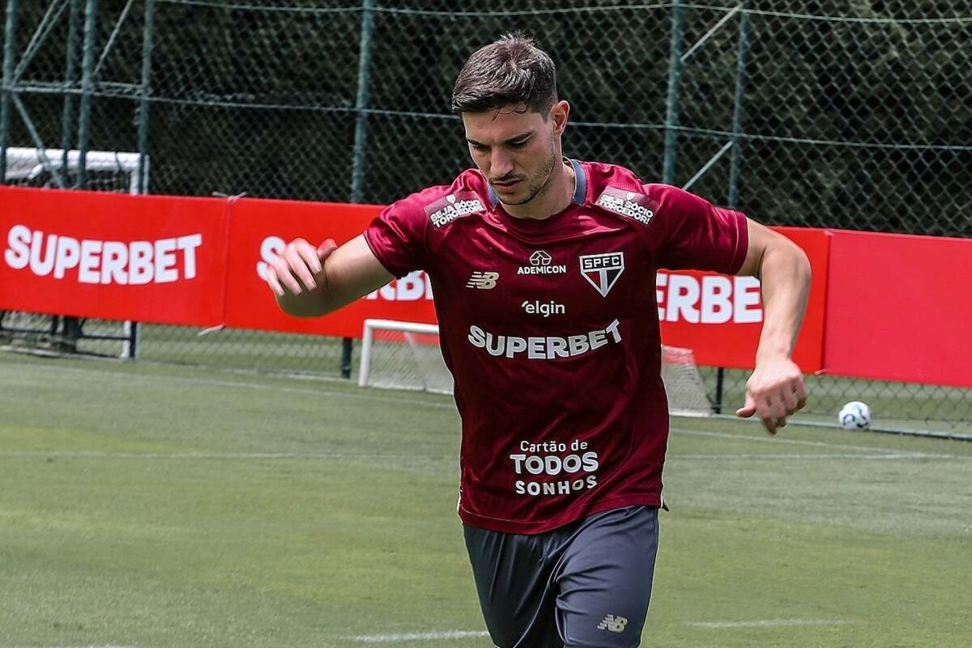 C&eacute;dric perde espa&ccedil;o no S&atilde;o Paulo ap&oacute;s chegada de refor&ccedil;o