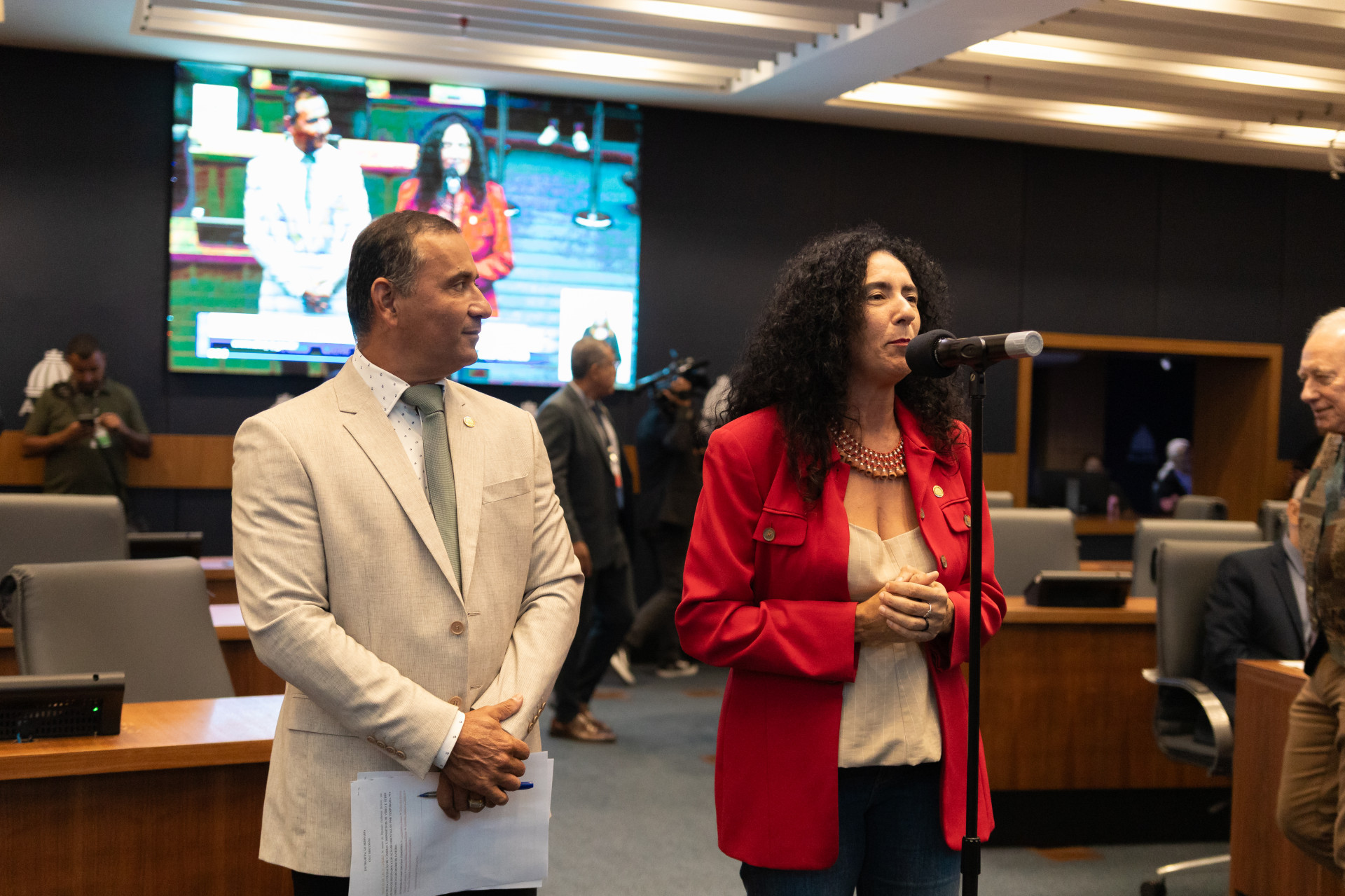 Deputado Renato Machado, novo líder da bancada do PT na Alerj, ao lado de Marina do MST - Divulgação