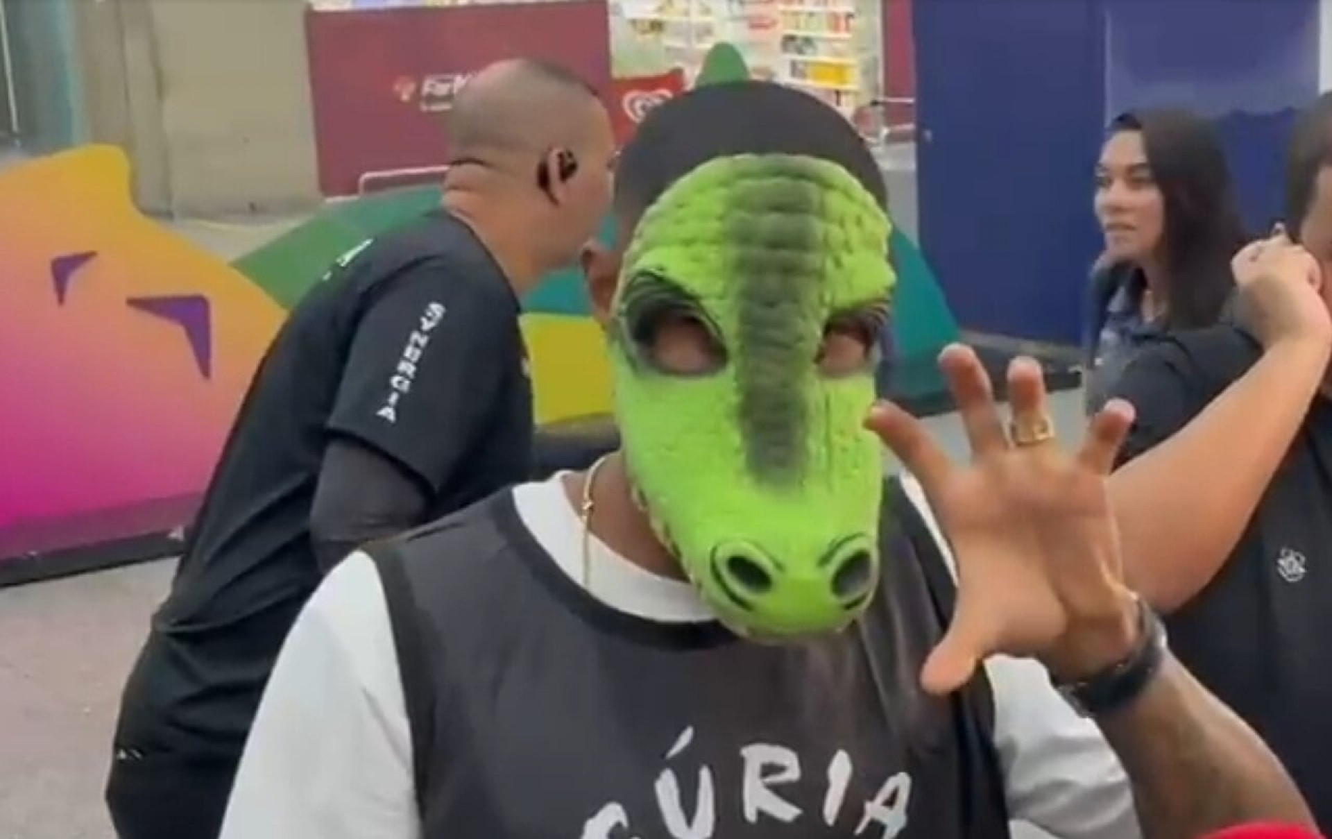 J&uacute;nior Santos desembarca no Rio para assinar com o Botafogo