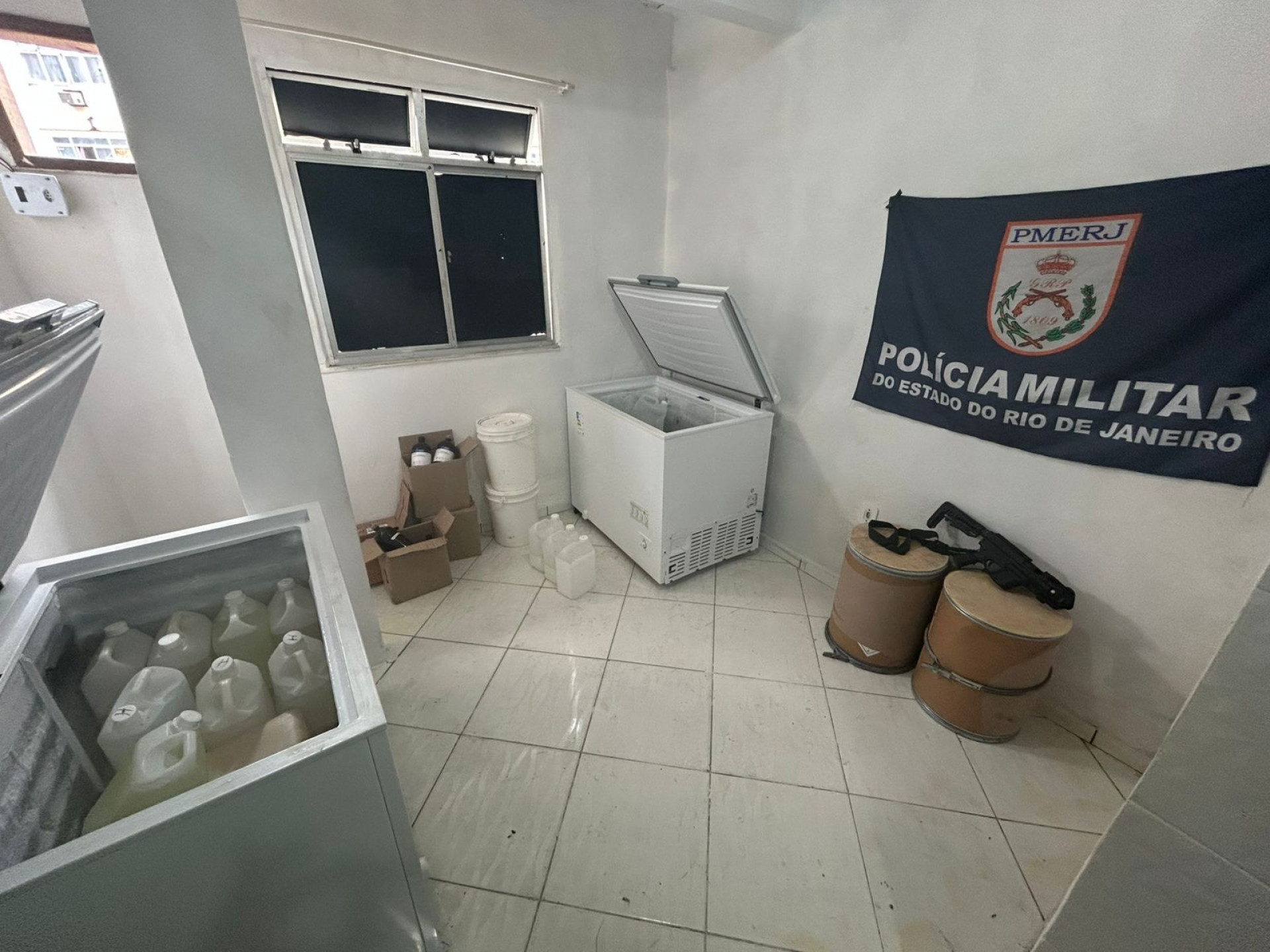 Policiais encontraram depósito para refino de drogas e equipamento usado em pistolas - Reprodução