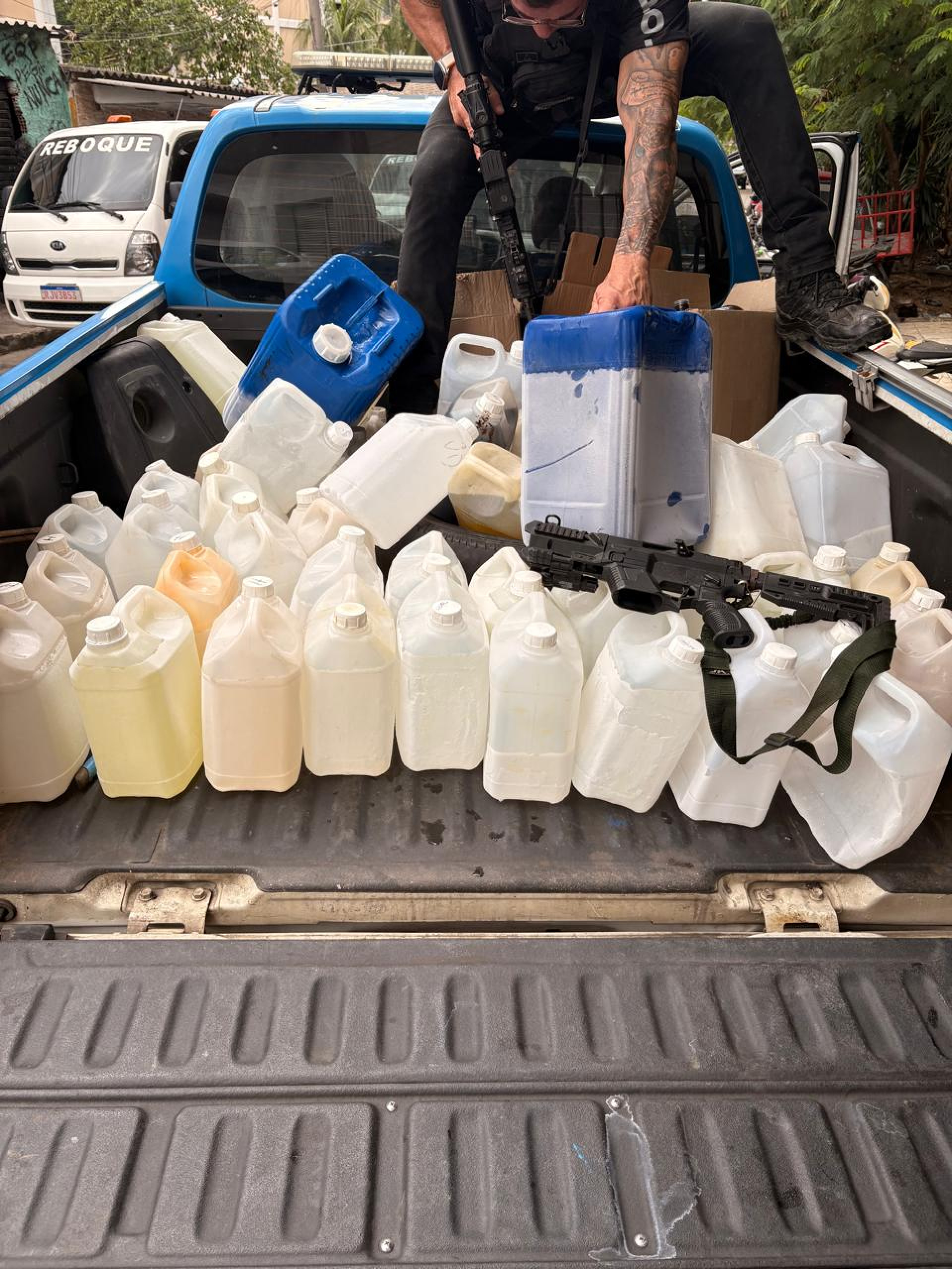 Policiais encontraram depósito para refino de drogas e equipamento usado em pistolas - Reprodução