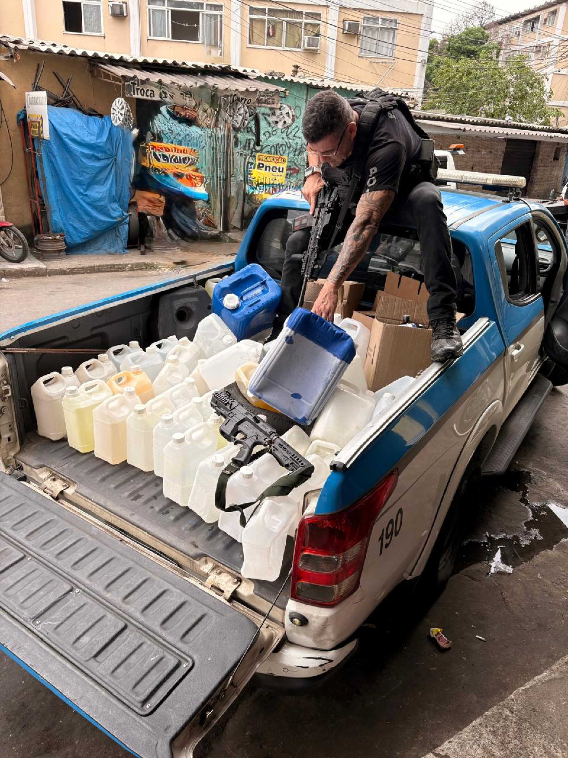 Policiais encontraram depósito para refino de drogas e equipamento usado em pistolas - Reprodução