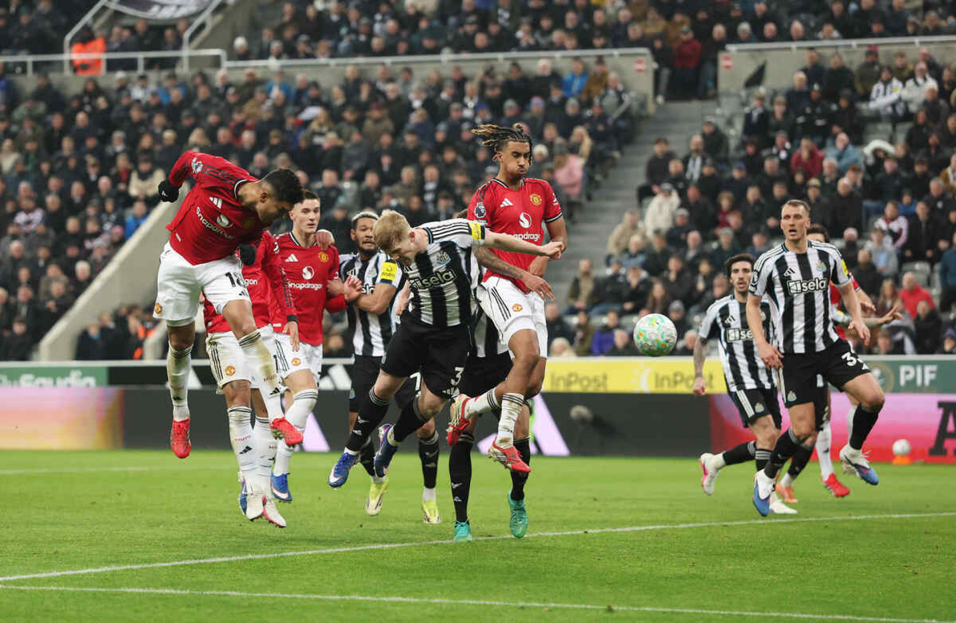 Com um a menos, Newcastle vence e derruba invencibilidade do Manchester United