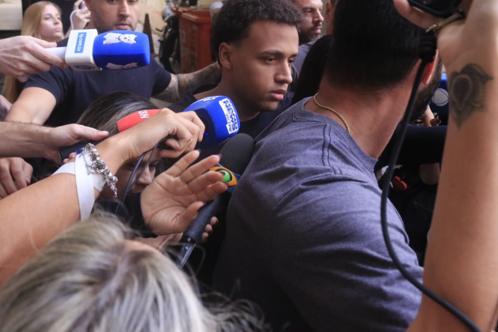 Vitor Hugo Simonin deixou a 12ª DP (Copacabana) rumo ao presídio de Benfica - Carlos Elias / Agência O Dia