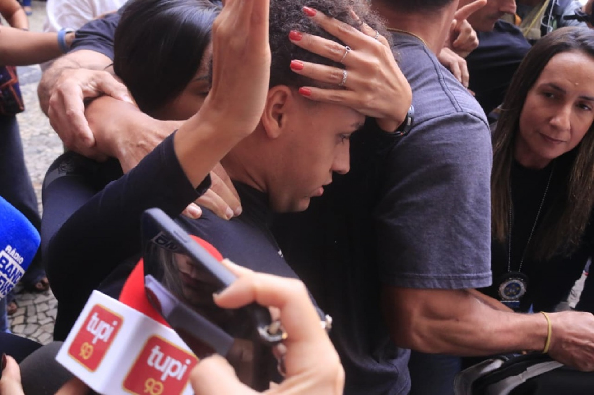 Vitor deixou a 12ª DP nesta quarta (4) em silêncio, cercado pela imprensa e hostilizado por populares - Carlos Elias/Agência O Dia