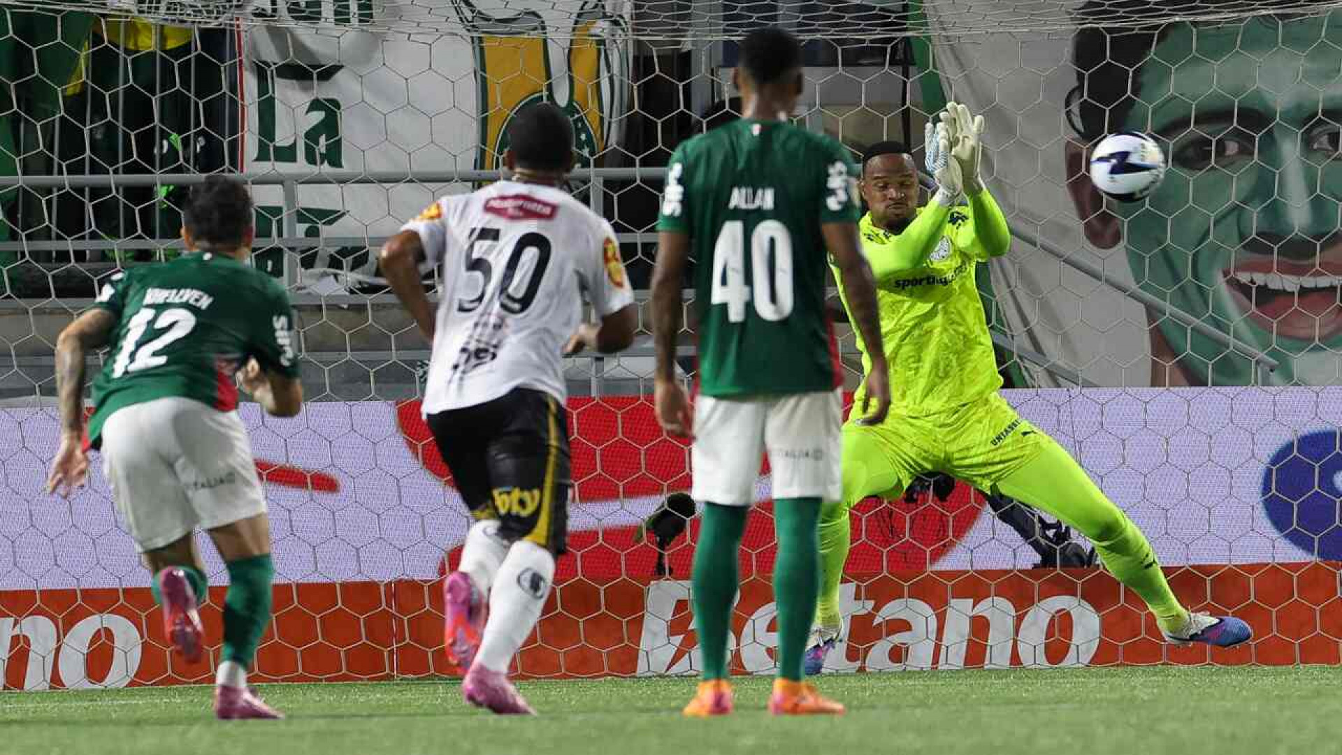 Decisivo, Carlos Miguel ganha confian&ccedil;a e vira amuleto no Palmeiras