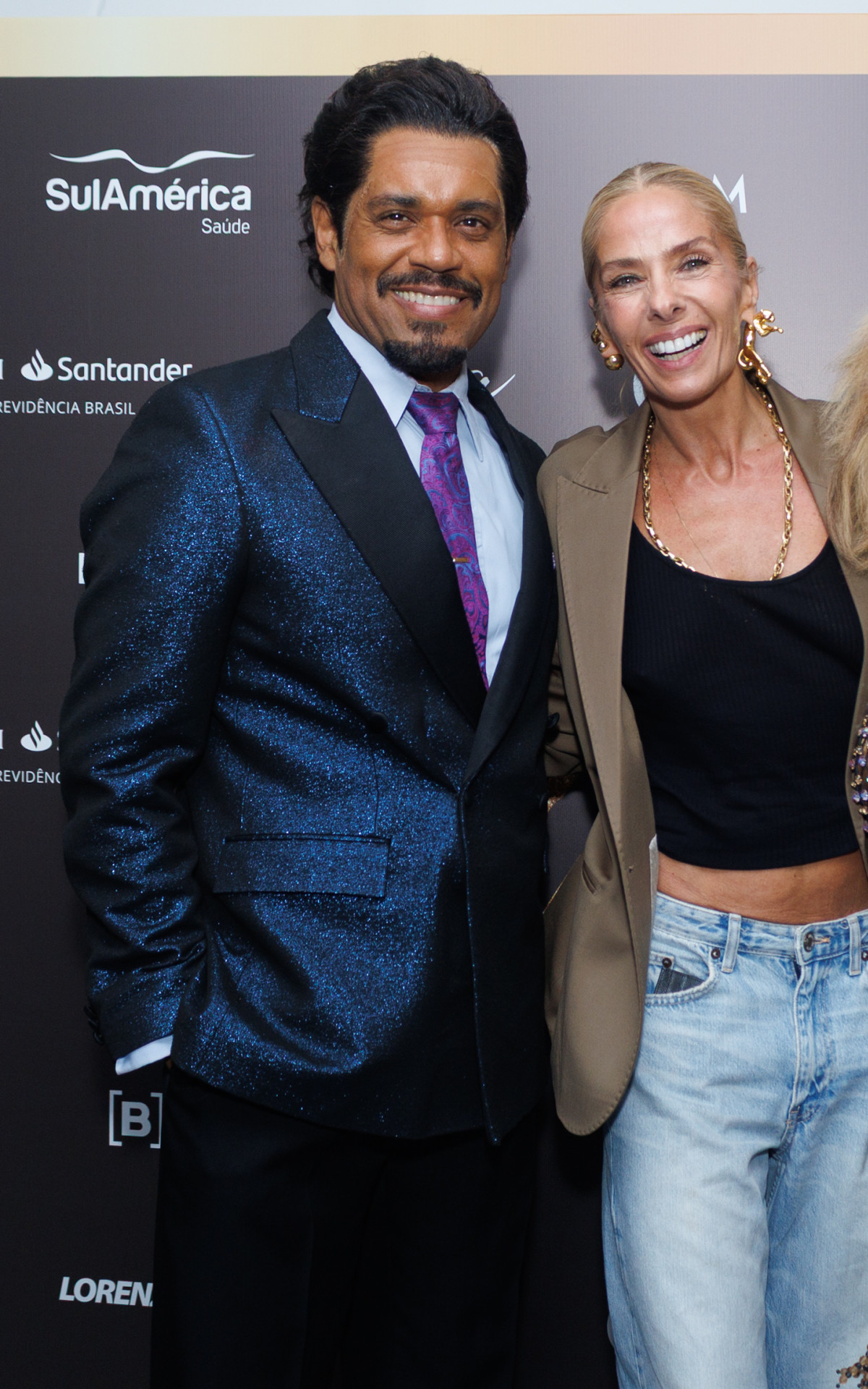 Adriane Galisteu posa com César Mello e Analu Pimenta