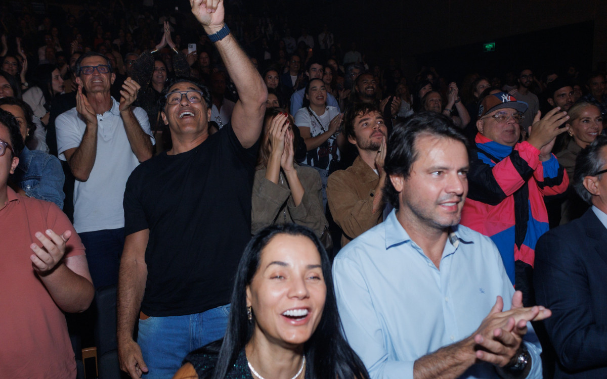 Luciano Szafir assiste musical ao lado de Sasha e João Lucas