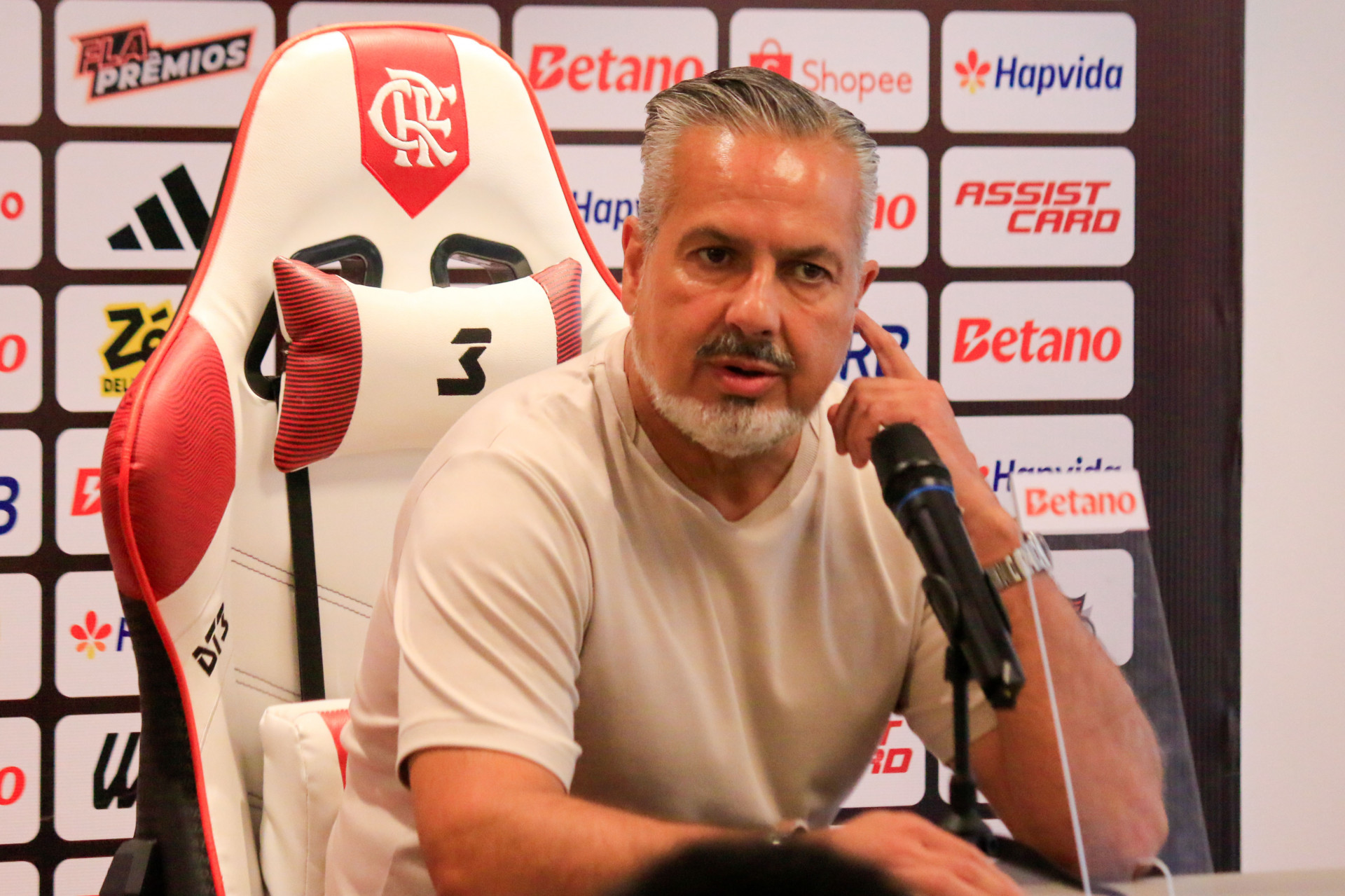 Pressionado nos bastidores, Jos&eacute; Boto tem futuro incerto na diretoria de futebol do Flamengo