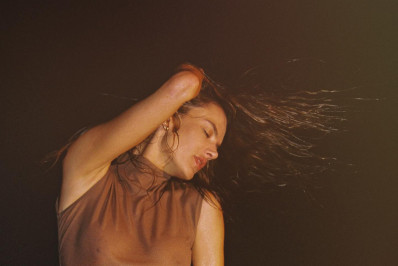 Alessandra Ambrosio compartilha ensaio com look transparente e chama atenção nas redes