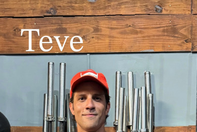 Chay Suede posa sem camisa após treino e mostra abdômen definido