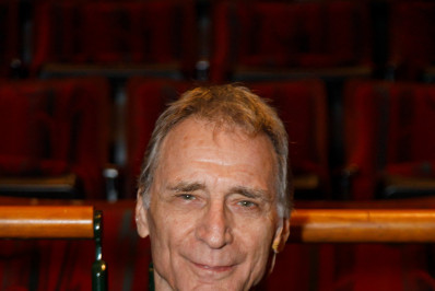 Duas semanas após infarto, Herson Capri retorna aos palcos e estreia peça