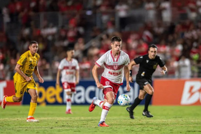 Emprestado pelo Vasco, Estrella brilha e dá assistência em estreia