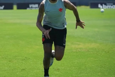 Sem atuar há seis meses, Jair faz atividade no gramado do CT do Vasco