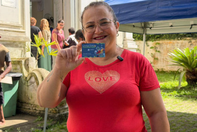 Prefeitura inicia entrega dos novos cartões do programa Cesta Cheia, Família Feliz