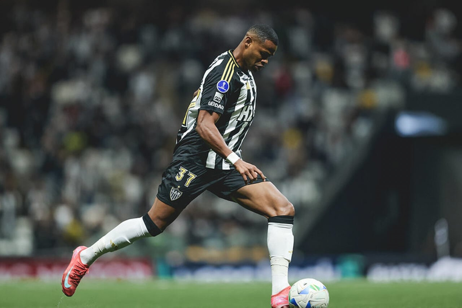 Com “fator espiritual”, J&uacute;nior Santos busca retomada em novo cap&iacute;tulo no Botafogo