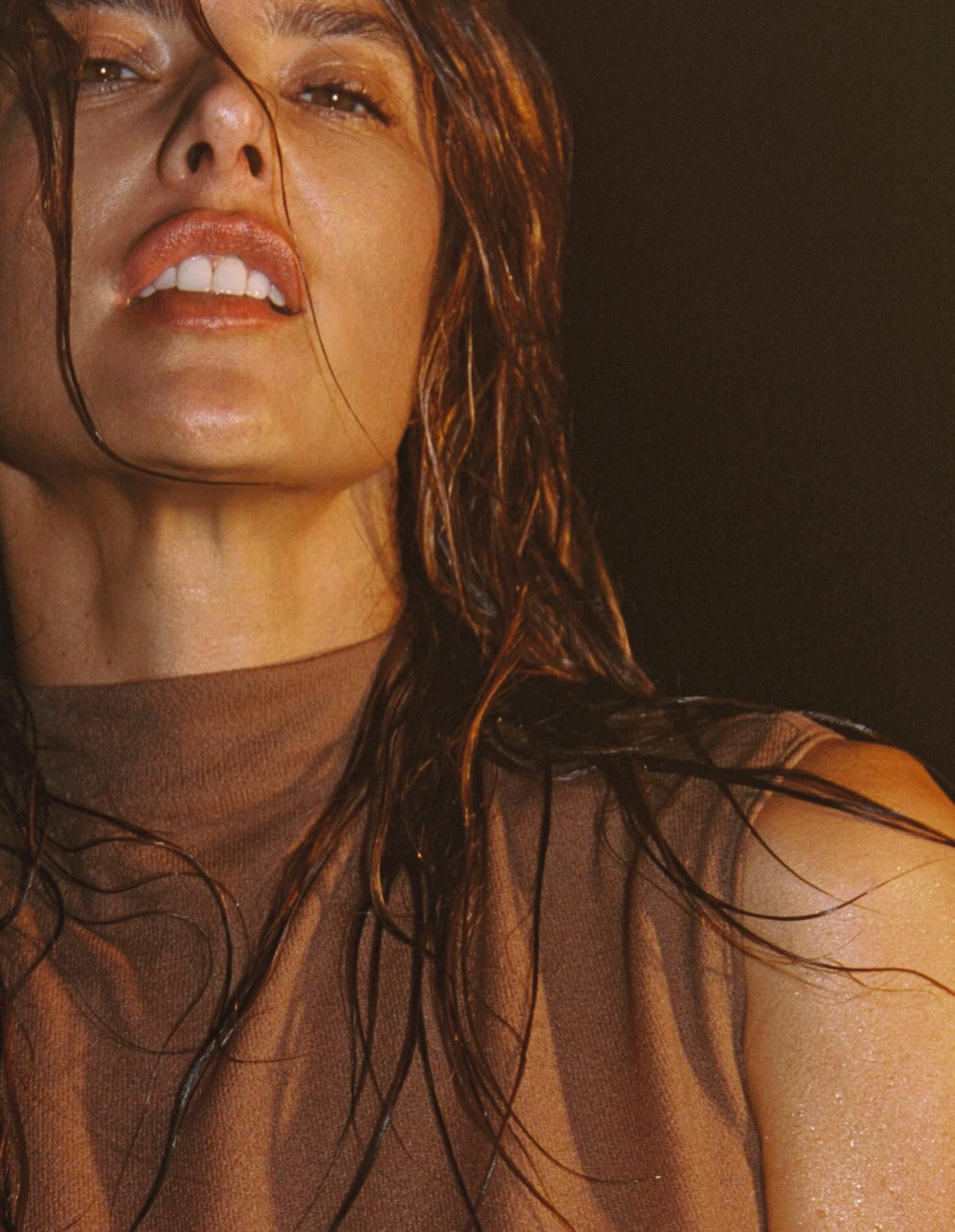 Alessandra Ambrosio compartilha ensaio com look transparente e chama atenção nas redes - Reprodução Instagram