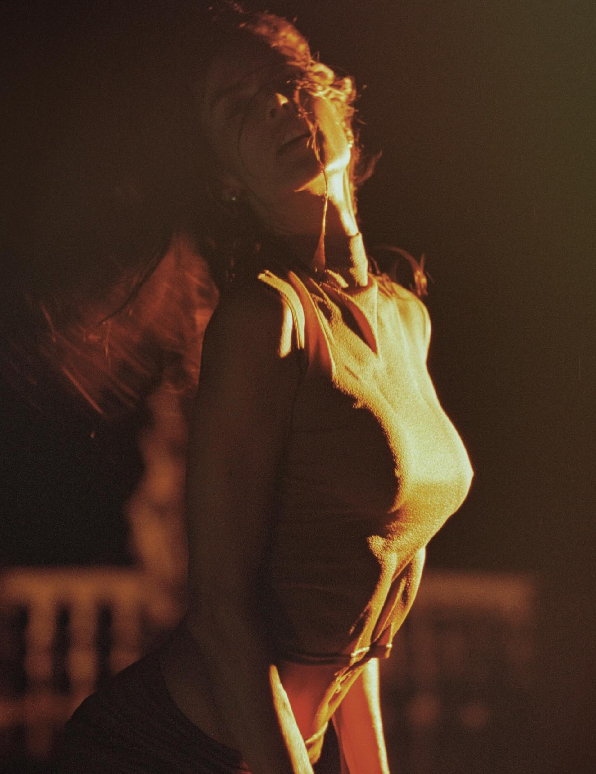 Alessandra Ambrosio compartilha ensaio com look transparente e chama atenção nas redes - Reprodução Instagram