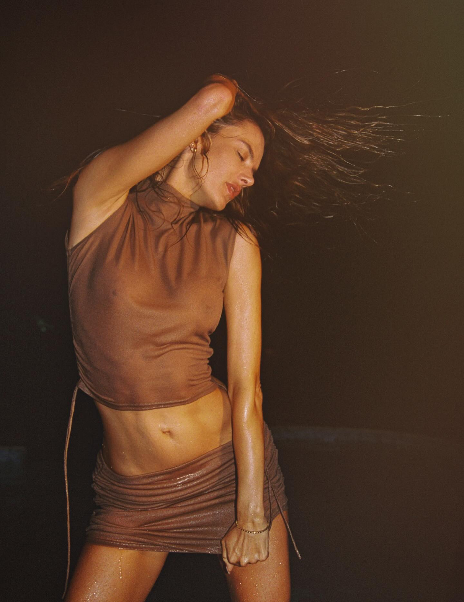 Alessandra Ambrosio compartilha ensaio com look transparente e chama atenção nas redes - Reprodução Instagram