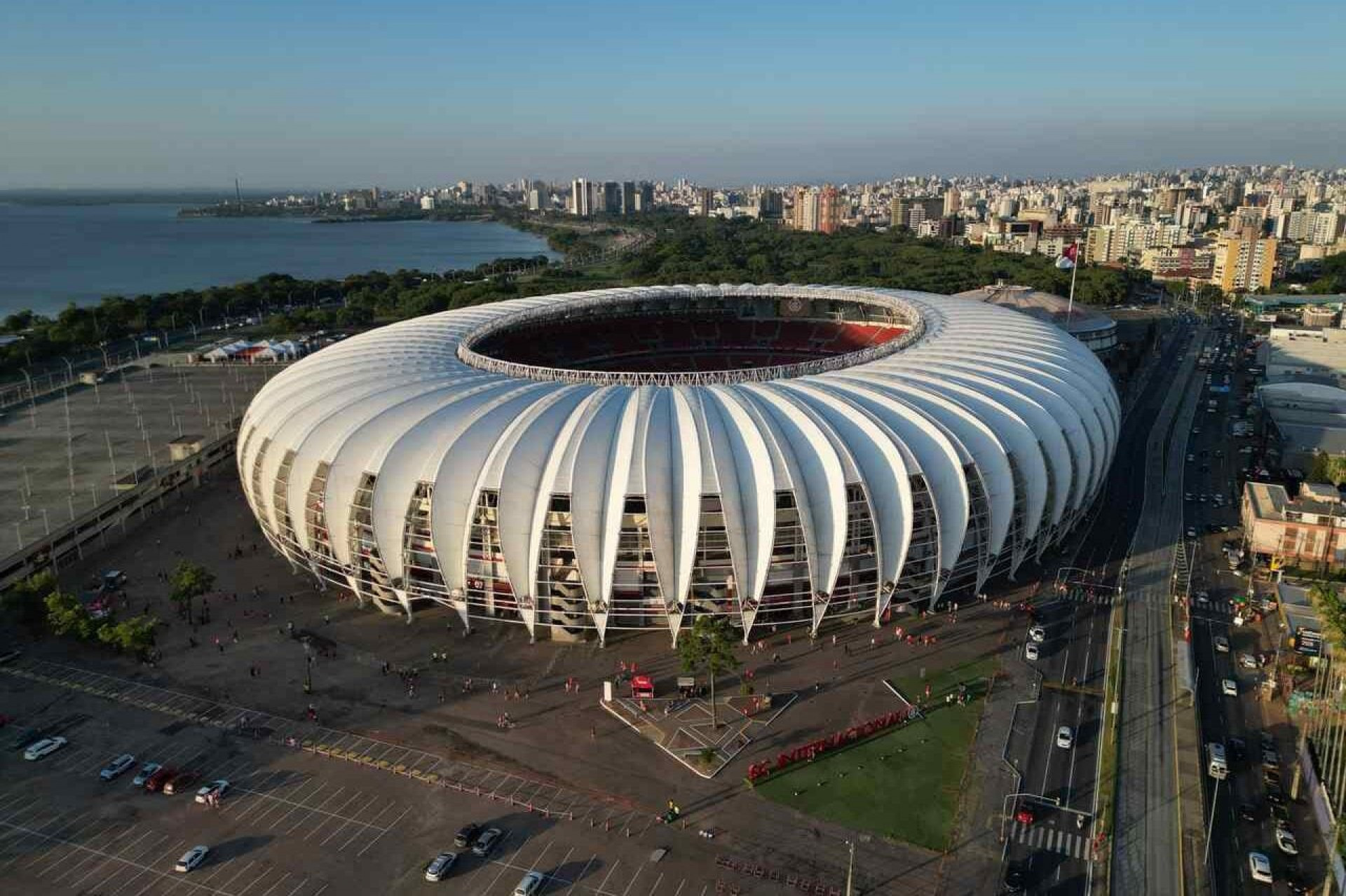 Presidente da Federa&ccedil;&atilde;o Ga&uacute;cha reage a cr&iacute;ticas e defende arbitragem antes da final do Gre-Nal