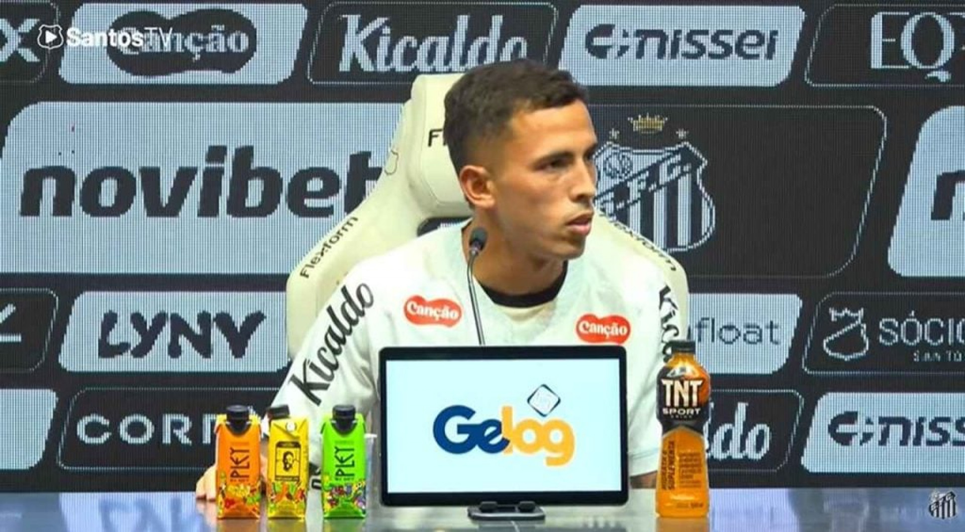 Christian Oliva &eacute; apresentado pelo Santos e destaca orgulho em defender o clube