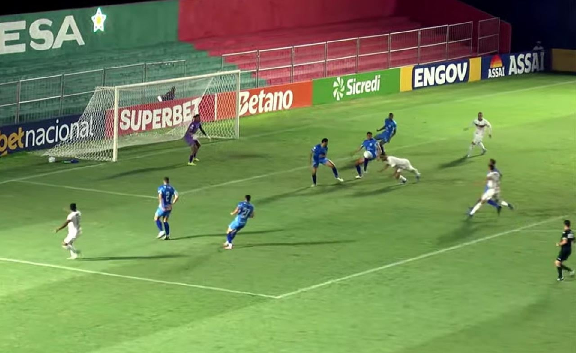 Com dois expulsos, Portuguesa-RJ vence e avan&ccedil;a na Copa do Brasil