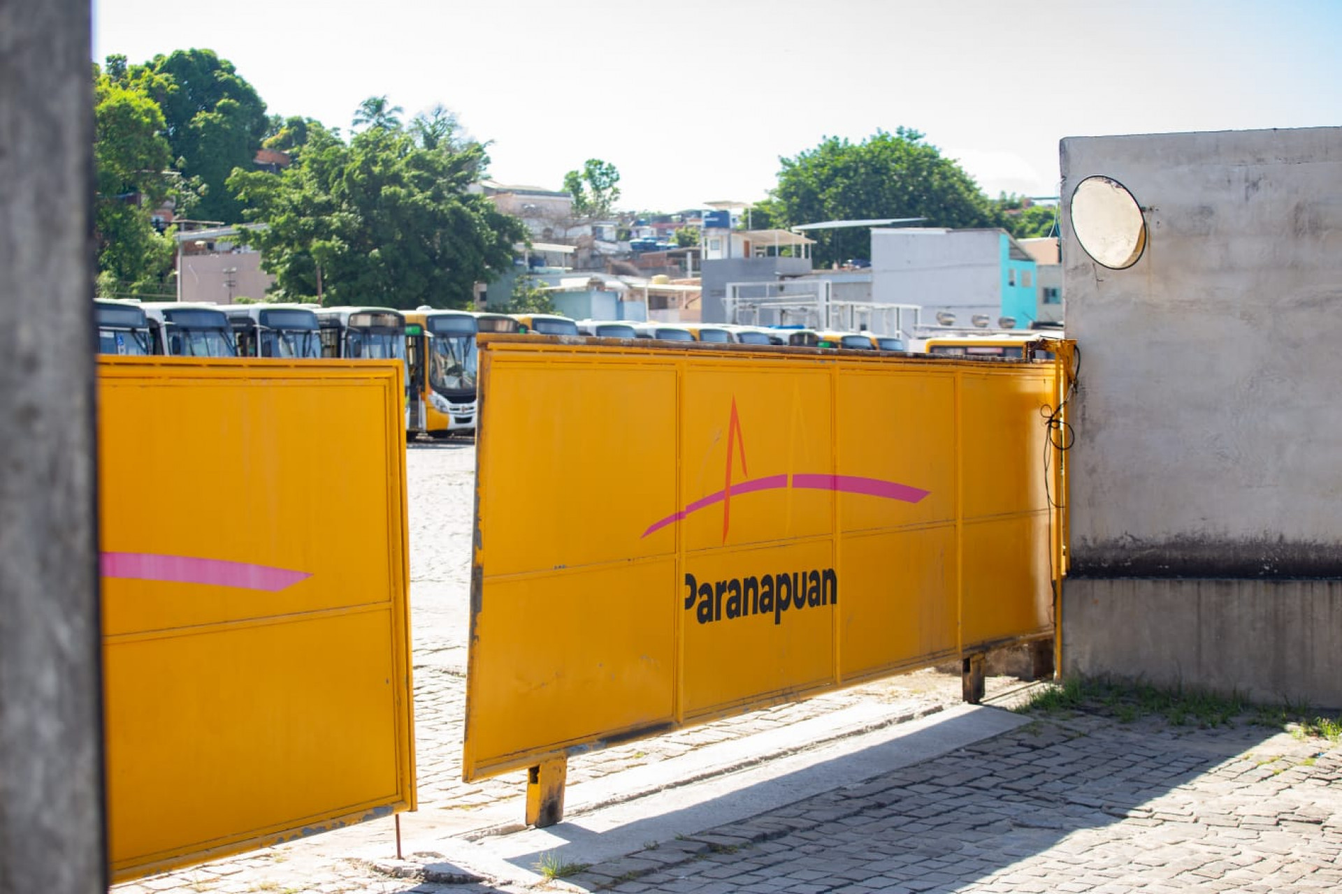 Ônibus parados na garagem da viação Paranapuan, na Ilha do Governador - Érica Martin/Agência O DIA
