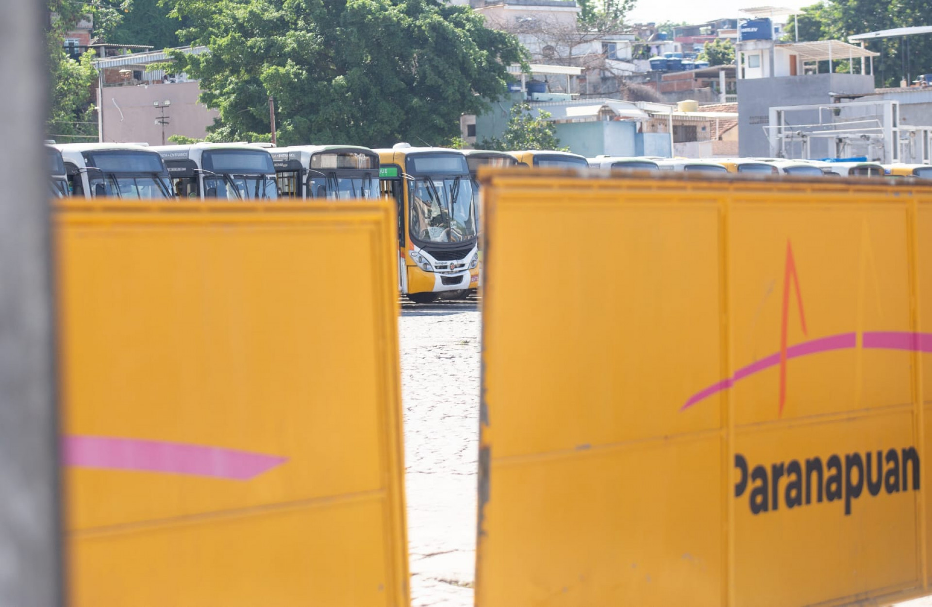 Ônibus parados na garagem da viação Paranapuan, na Ilha do Governador - Érica Martin/Agência O DIA