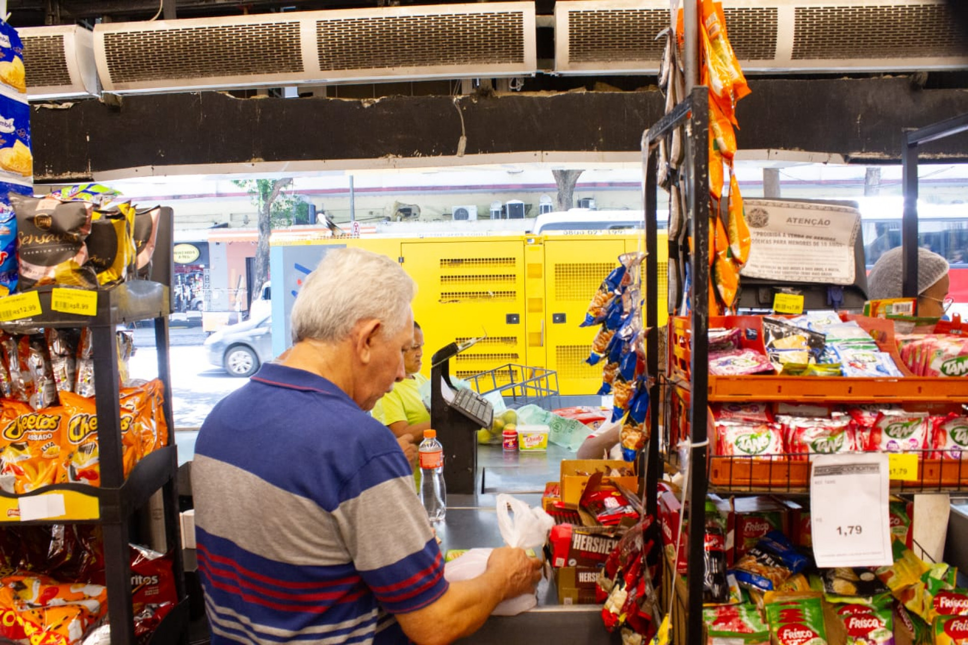 Geradores instalados em Copacabana causam transtornos a moradores e comerciantes - Érica Martin/Agência O DIA