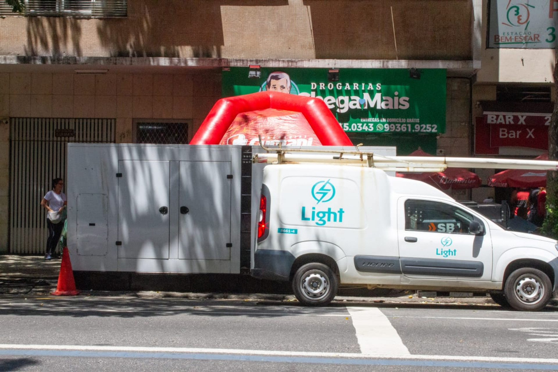 Geradores instalados em Copacabana causam transtornos a moradores e comerciantes - Érica Martin/Agência O DIA