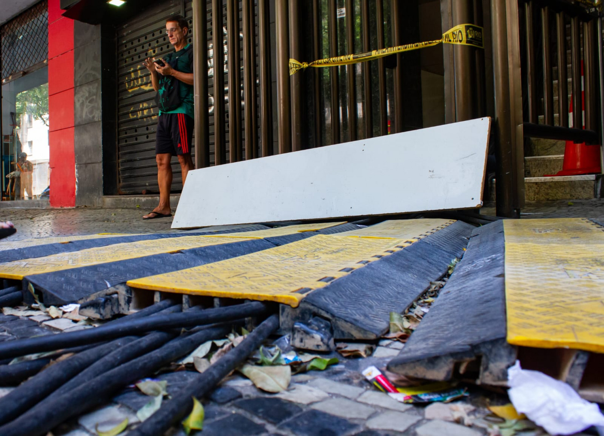 Geradores instalados em Copacabana causam transtornos a moradores e comerciantes - Érica Martin/Agência O DIA